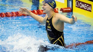 2023-07-29 20:05:56 FUKUOKA - Sarah Sjoestroem uit Zweden wint de finale van de 50 vlinder vrouwen op de zevende dag van het WK Zwemmen in Japan. ANP KOEN VAN WEEL