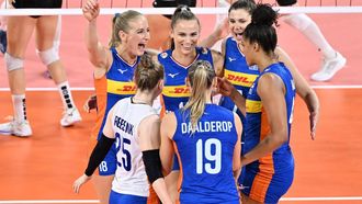 2023-08-27 18:35:50 epa10823958 Players of Netherlands celebrate during the CEV EuroVolley 2023 1/8 finals volleyball match between The Netherlands and Switzerland at the Palazzo Wanny in Florence, Italy, 27 August 2023.  EPA/CLAUDIO GIOVANNINI