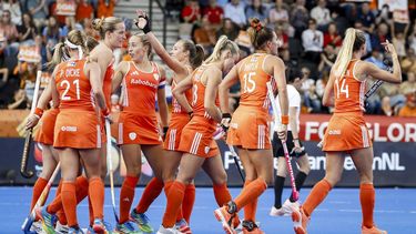 AMSTELVEEN - Speelsters van Nederland vieren de 3-0 tijdens de groepsfase wedstrijd op het WK hockey tussen Nederland en Japan in het Wagener Stadion. BAS CZERWINSKI / ANP