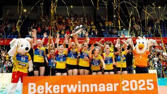 DEN BOSCH -  Draisma Dynamo viert de overwinning tijdens de dames finale van de nationale beker volleybal 2025 in Maaspoort Den Bosch. ANP IRIS VAN DEN BROEK